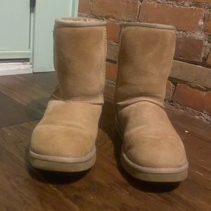 UGG Classic Short (Sand)